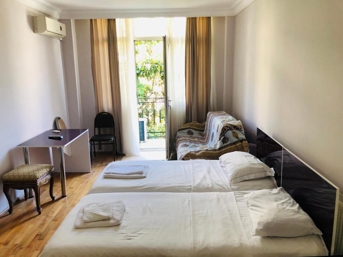 Hotel Dolphin 巴统 外观 照片